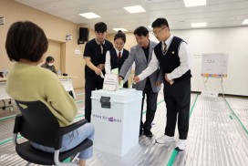 이정선 광주시교육감, 학생 유권자와 함께 제22대 총선 투표 참여